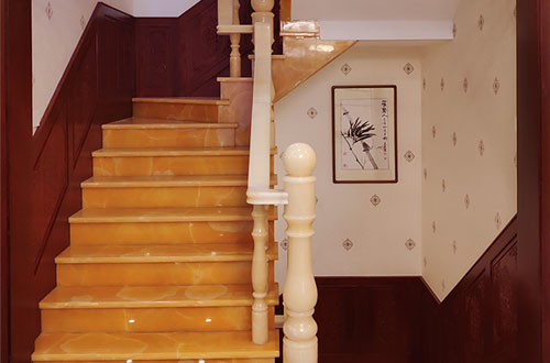 宿松中式别墅室内汉白玉石楼梯的定制安装装饰效果